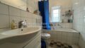 Badezimmer mit Badewanne