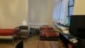 Zimmer mit Laminatboden, Fenster mit Rollladen
