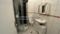 innenliegendes Bad mit Dusche, WC, Waschbecken