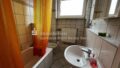 Bad mit Badewanne, Fenster, WC, Waschbecken