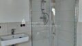 Duschbad im DG mit Waschbecken und Glasdusche