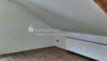 Dachstudio mit Holzbalken und Dachschräge