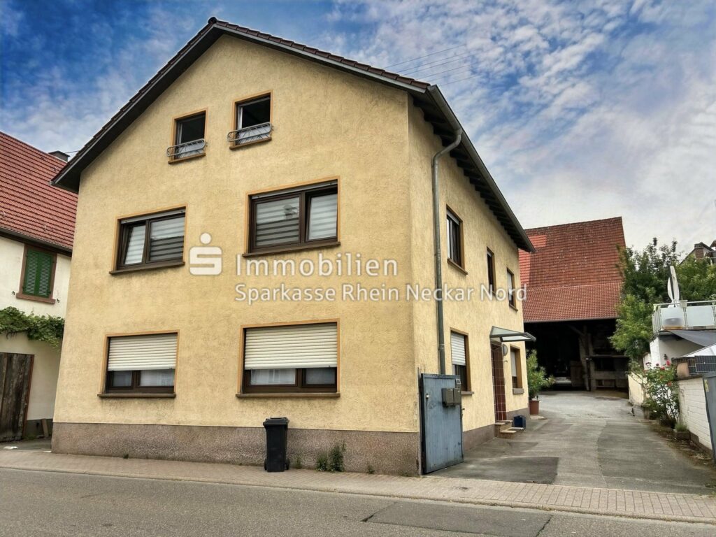 Hausansicht 2 Familienhaus mit Hofeinfahrt