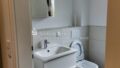 Modernes Duschbad mt Waschbecken und WC