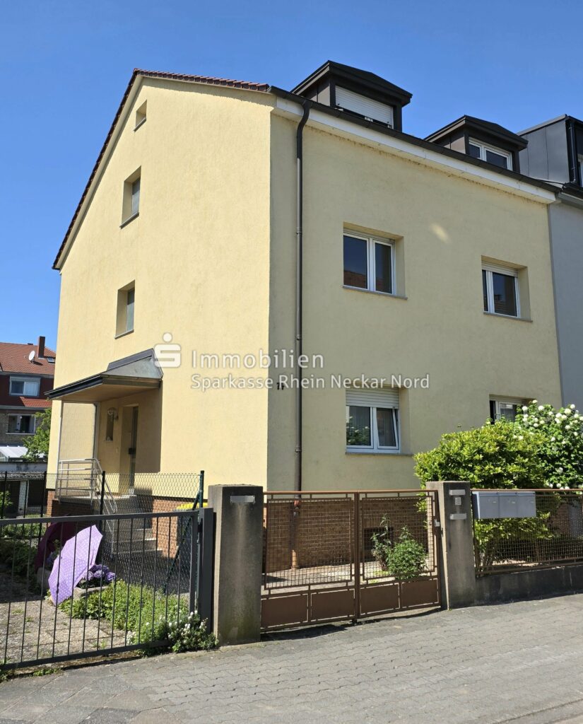 Ansicht auf Haus mit Vorgarten und Einfahrtstor