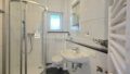 Blick ins Tageslichtbad mit Dusche, WC