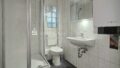 Blick in das Duschbad mit WC u. Gasetagenheizung