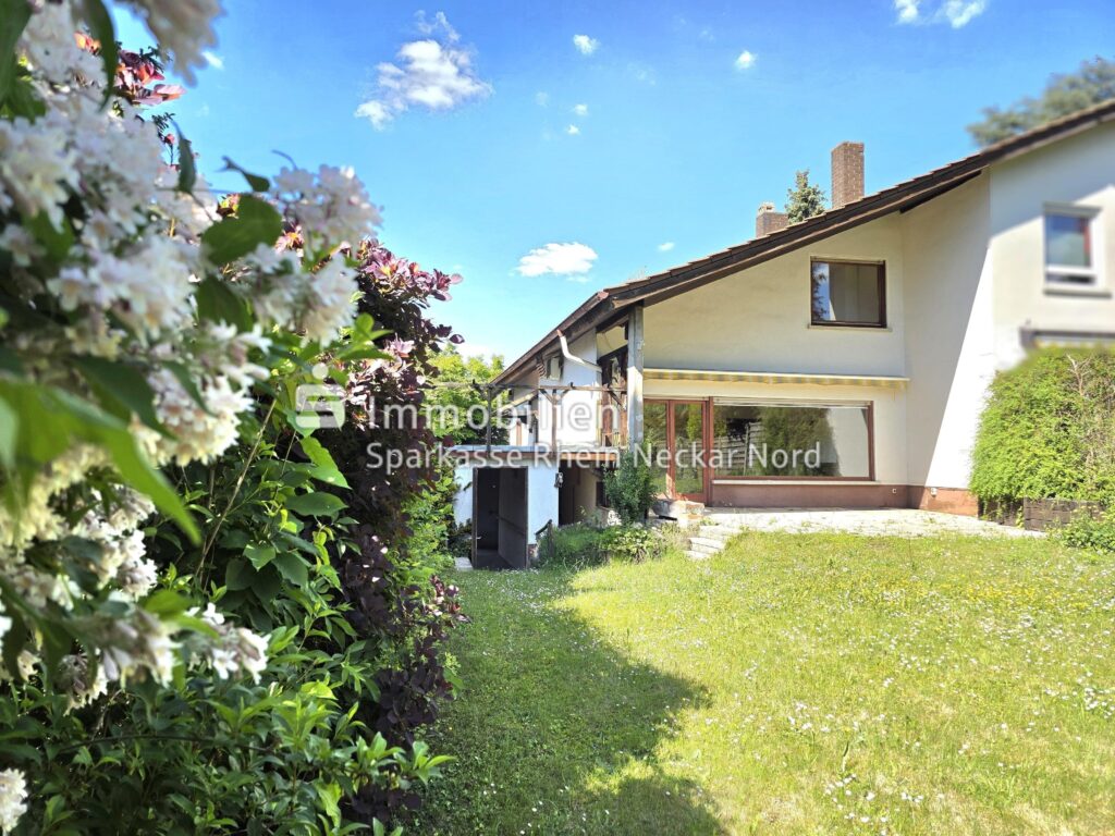 Gartenansicht mit Blick auf das Haus