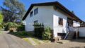 Blick auf Haus von vorne mit Hauseingang