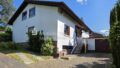 Hausansicht von vorne mit Garage