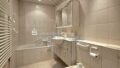 Blick ins Bad mit Wanne, WC und Waschbecken