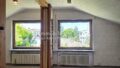 Blick in zwei Schlafräumen mit Fenster