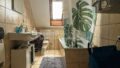 Badezimmer mit Dusche und Tageslicht