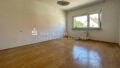Leeres Zimmer mit Fenster und PVC Boden im OG