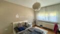 Schlafzimmer mit Doppelbett und Holzfußboden
