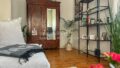 Wohnbereich mit Schrank und Bücherregal