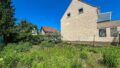 Gartenfläche hinter Wohnhaus mit Wiese