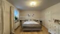 Schlafzimmer im EG mit Parkettboden