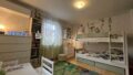 Kinderzimmer im EG mit Blick zum Fenster