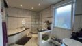 Tageslichtbad mit Dusche, Badewanne, WC und Granitboden