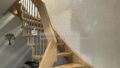 Treppenhaus mit heller Holztreppe