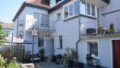 Hausansicht mit Terrasse im Garten