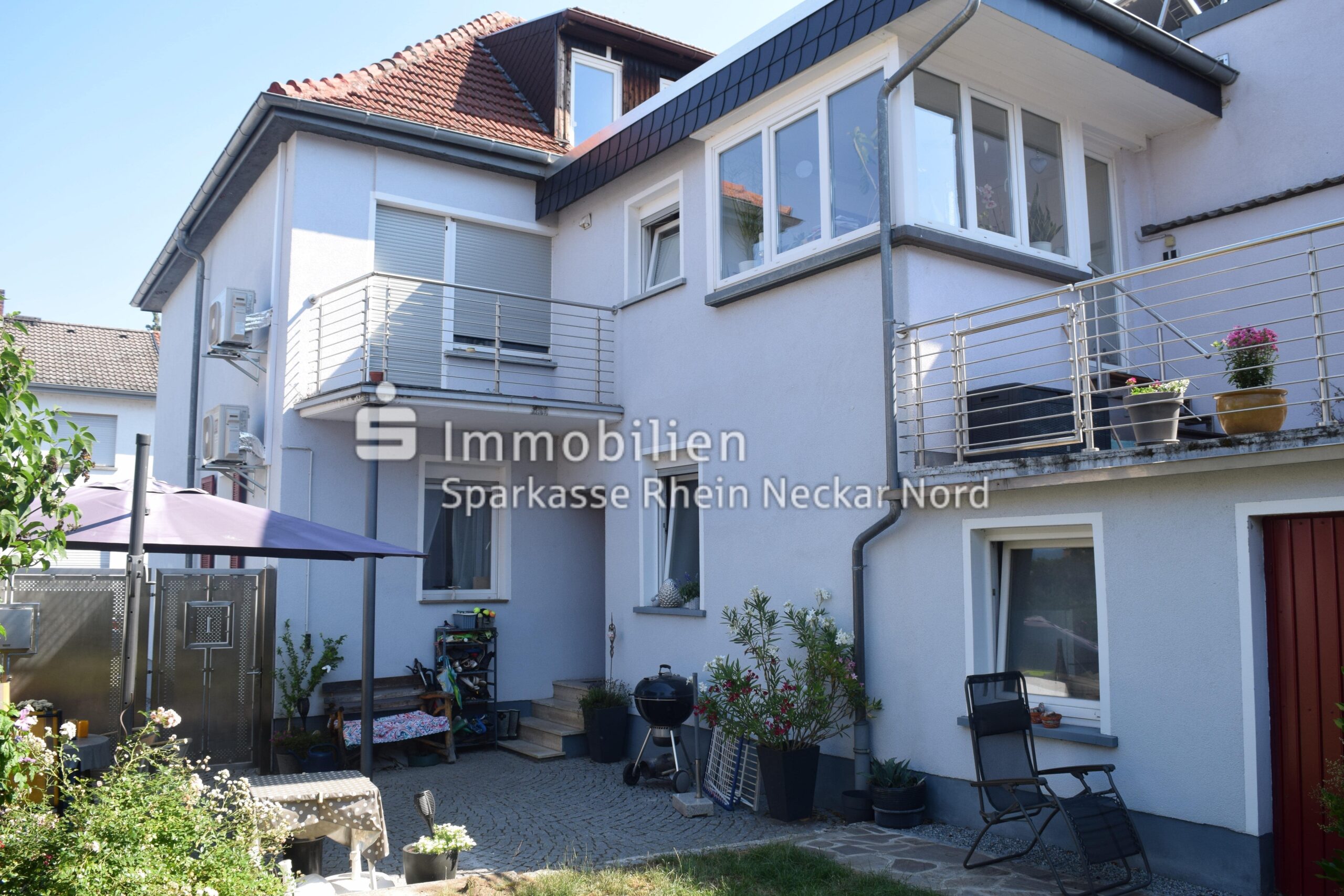 Hausansicht mit Terrasse im Garten