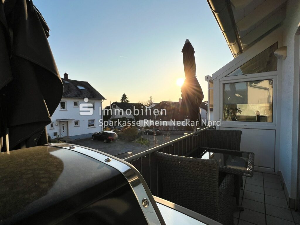 Balkon mit  Blick in den Sonnenuntergang