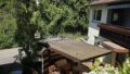 Blick auf Terrasse und Haus