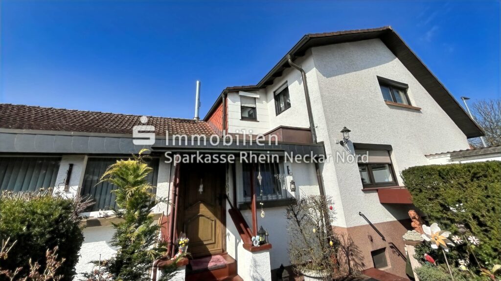 seitliche Hausansicht mit Blick zur Haustür