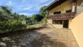 Große sonnige Terrasse mit Blick auf das Haus