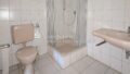 Innenliegendes Badezimmer im GG mit Dusche