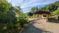 Großer Carport vor dem Haus
