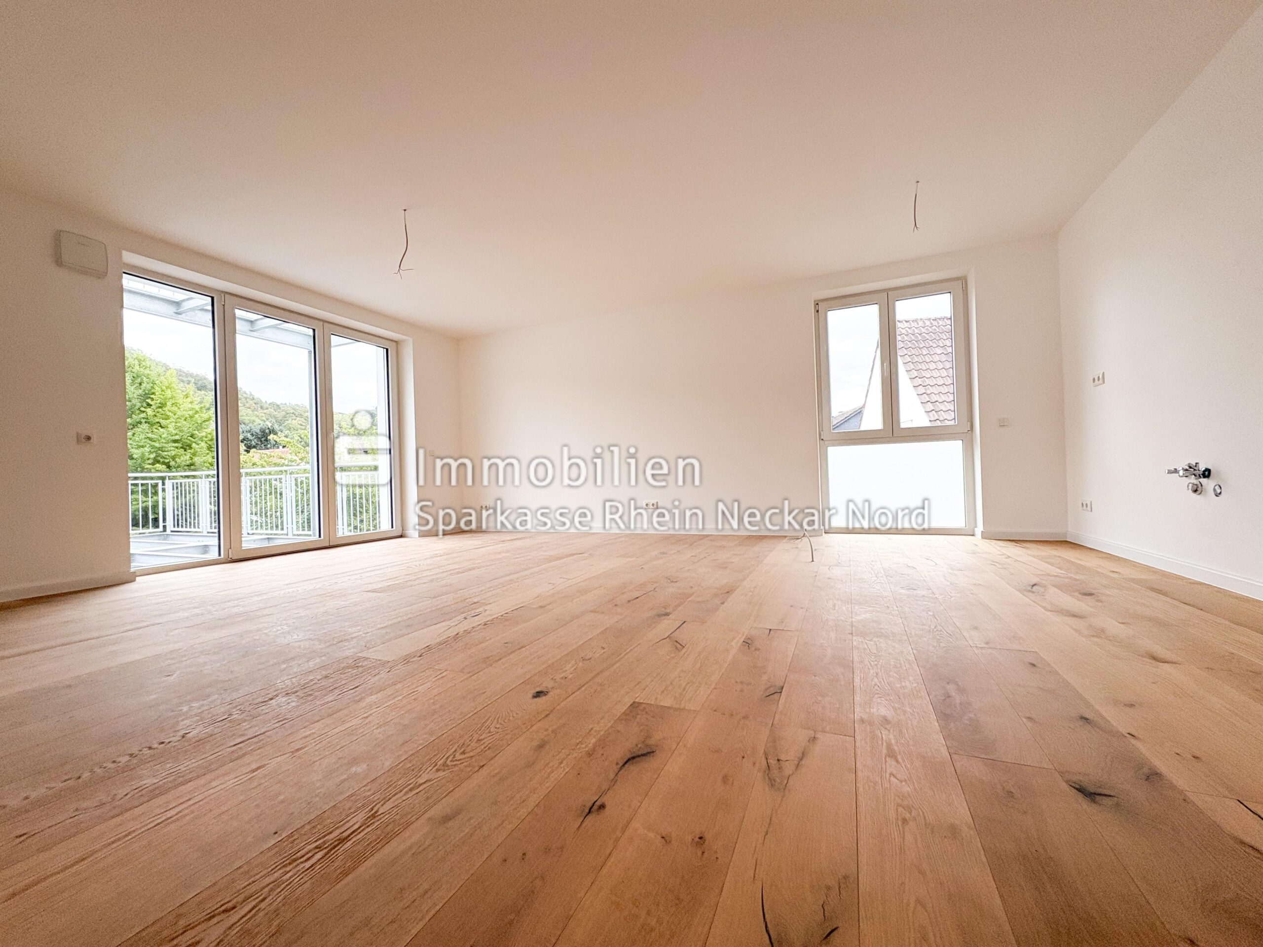 Wohnzimmer mit offener Küche
