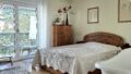 Schlafzimmer mit Badewanne