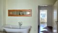 Schlafzimmer mit Badewanne