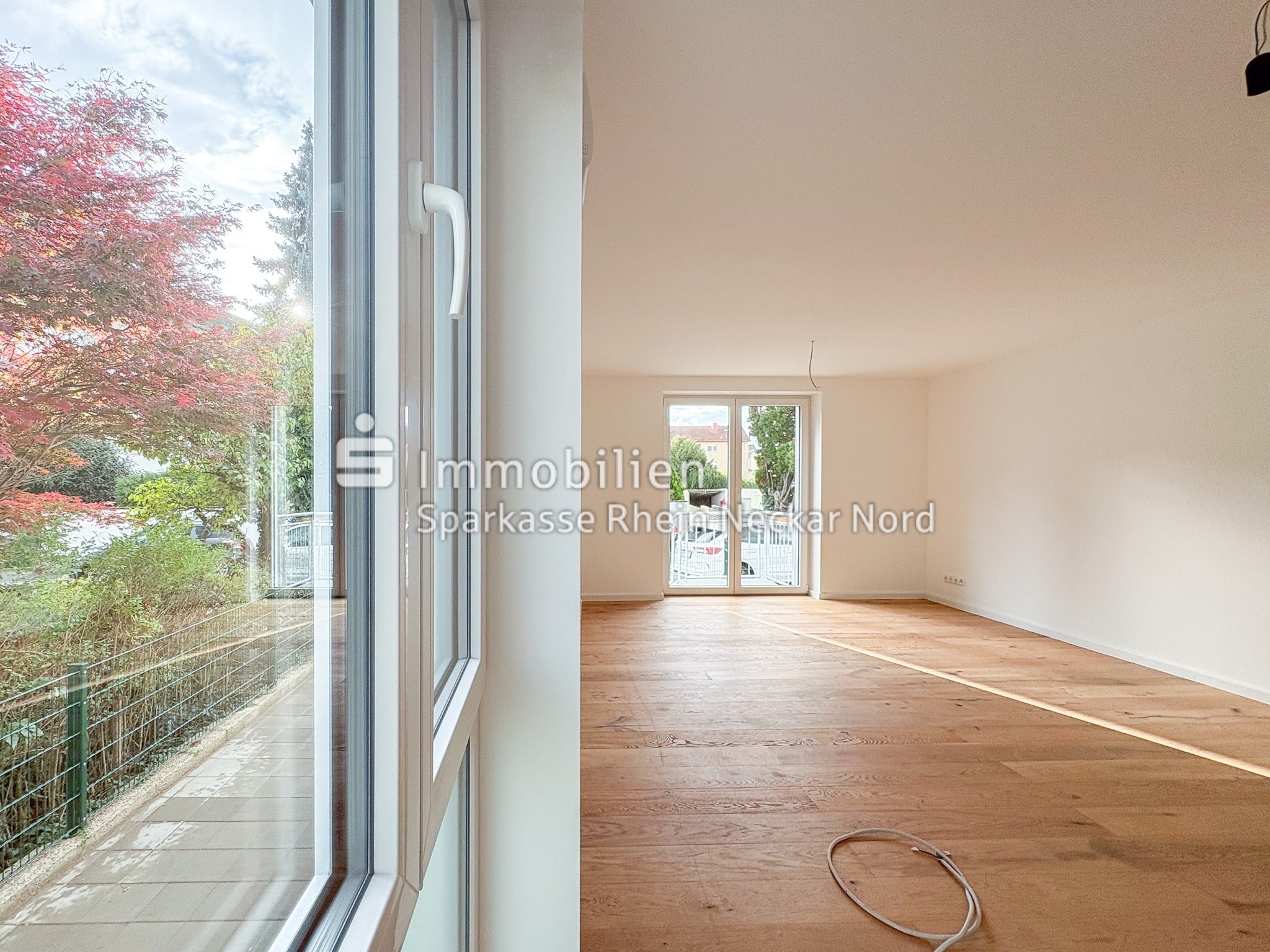 Blick von Küche zu Wohnzimmer