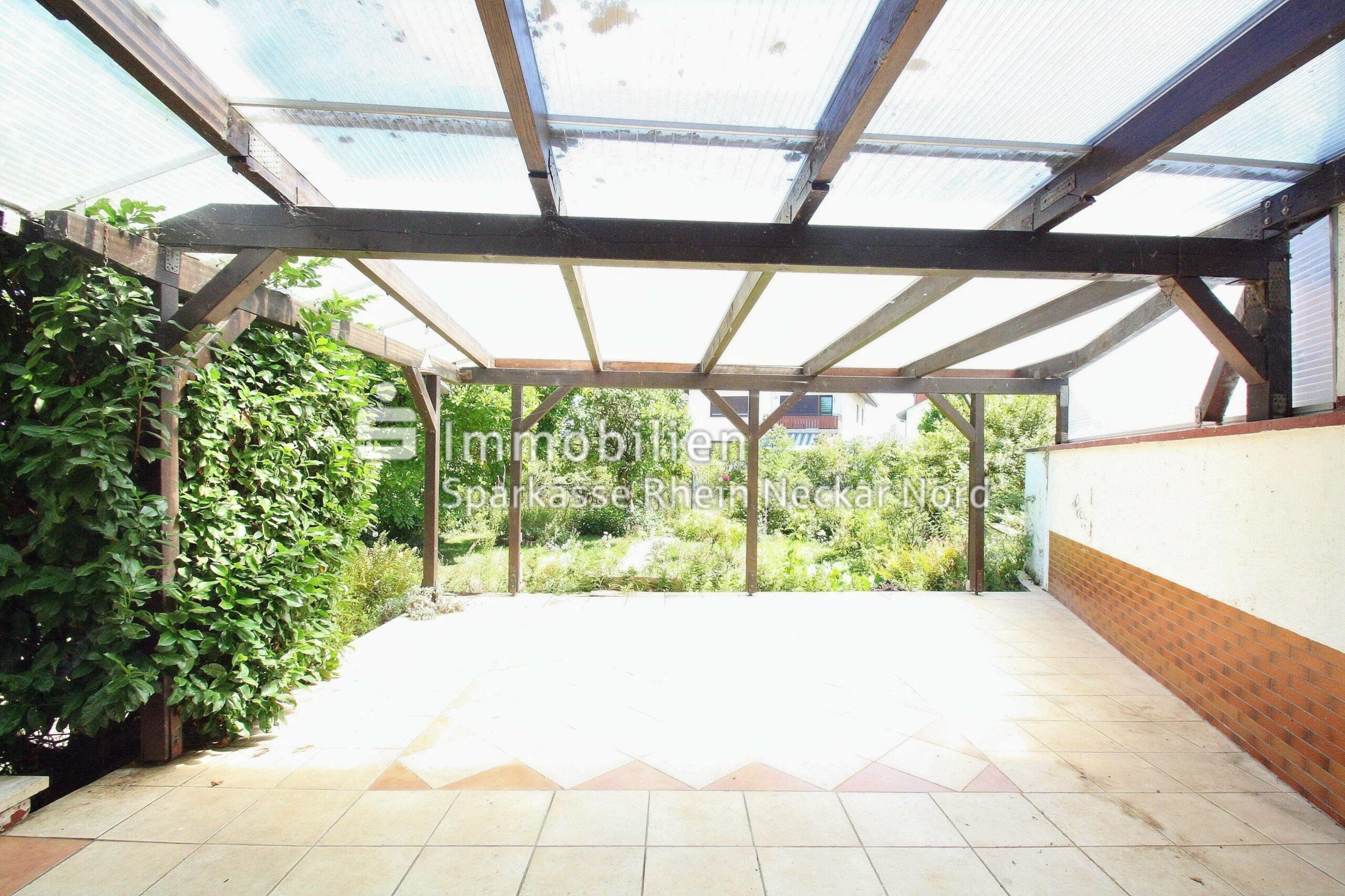 Terrasse mit Blick in Garten