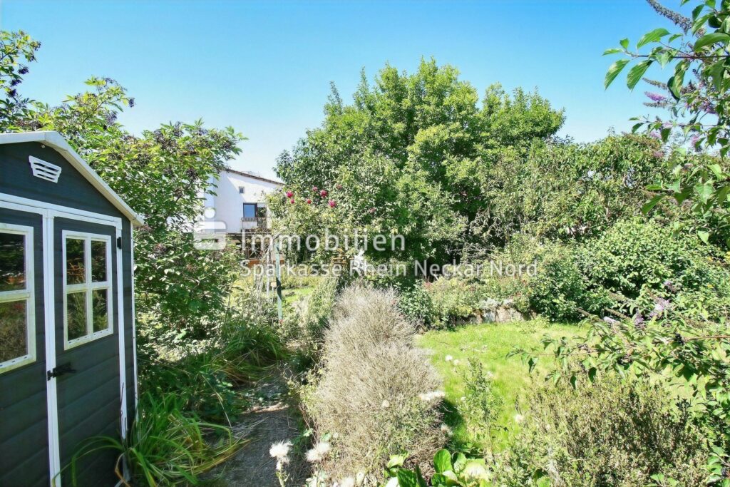 Gerätehaus und Garten