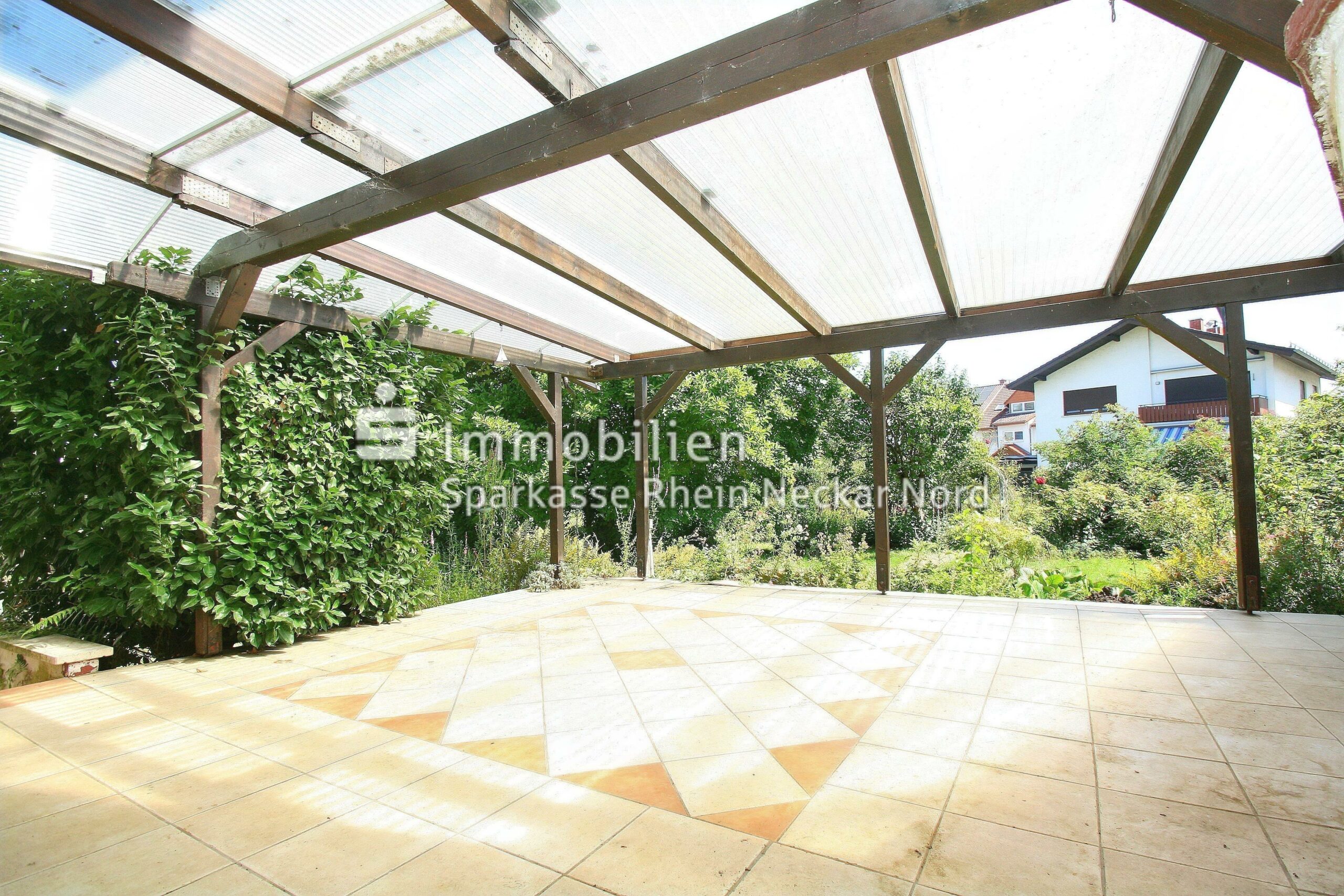 Geräumige Terrasse mit Pergola