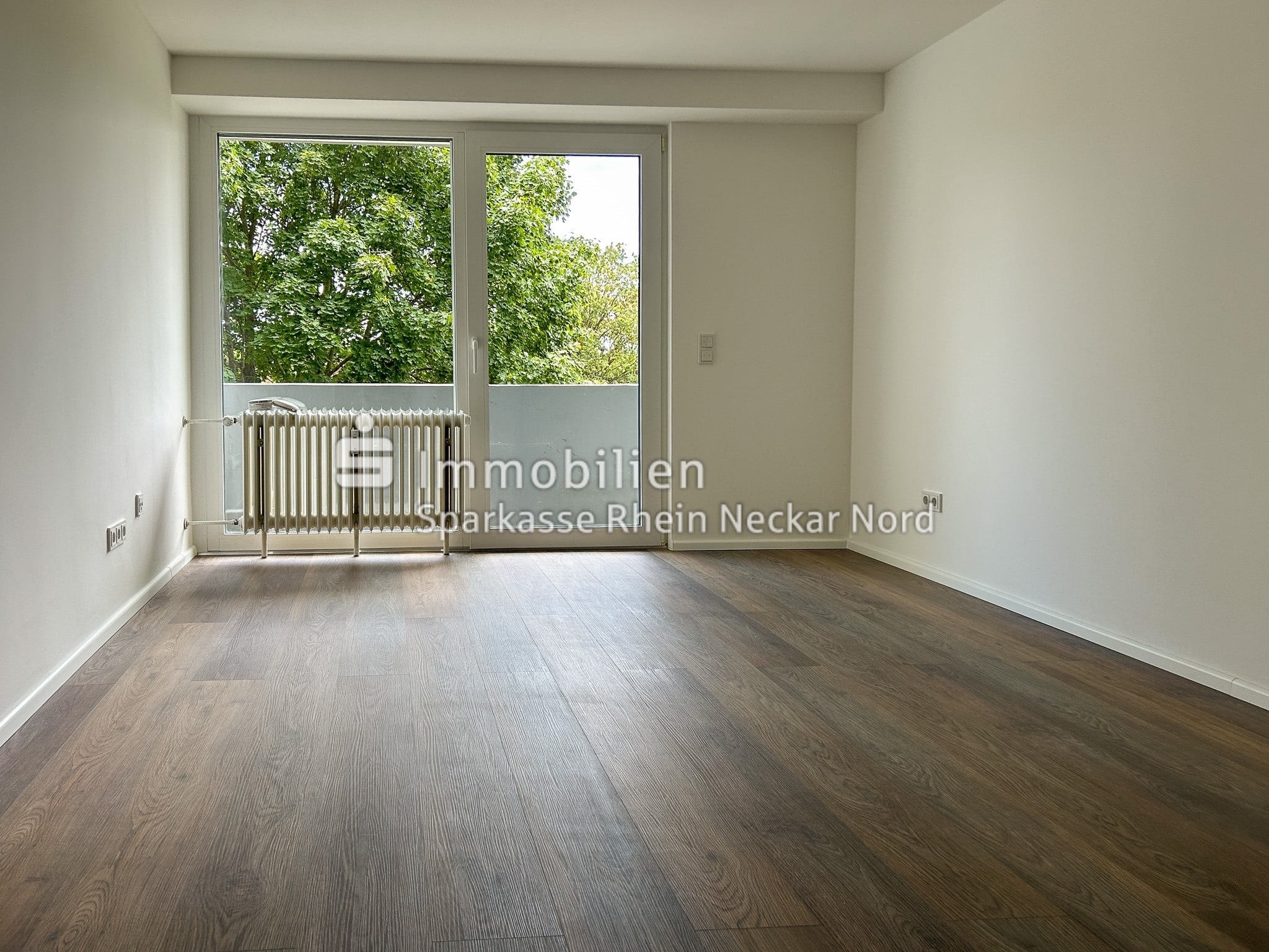 Zimmer Blickrichtung Balkon