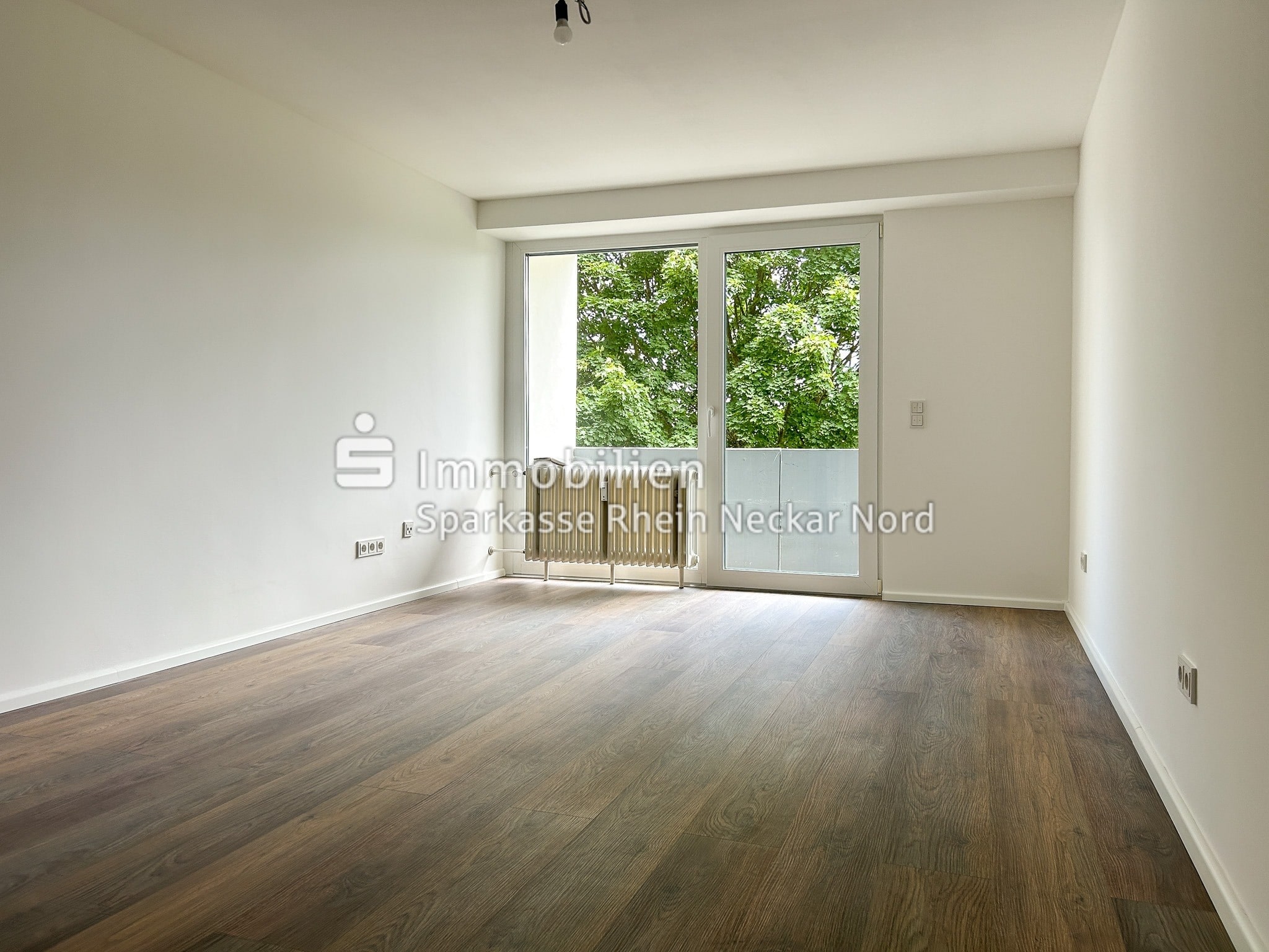 Zimmer Blickrichtung Balkon