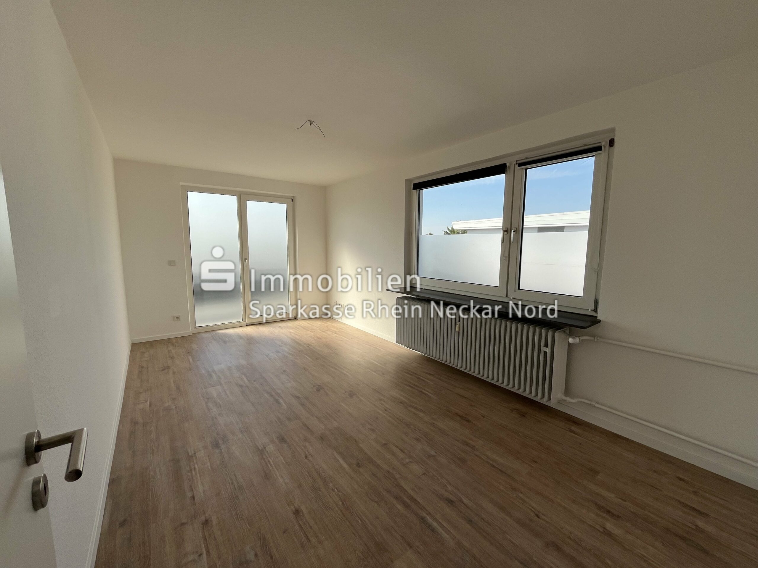 Wohnzimmer mit Blick zum Balkon