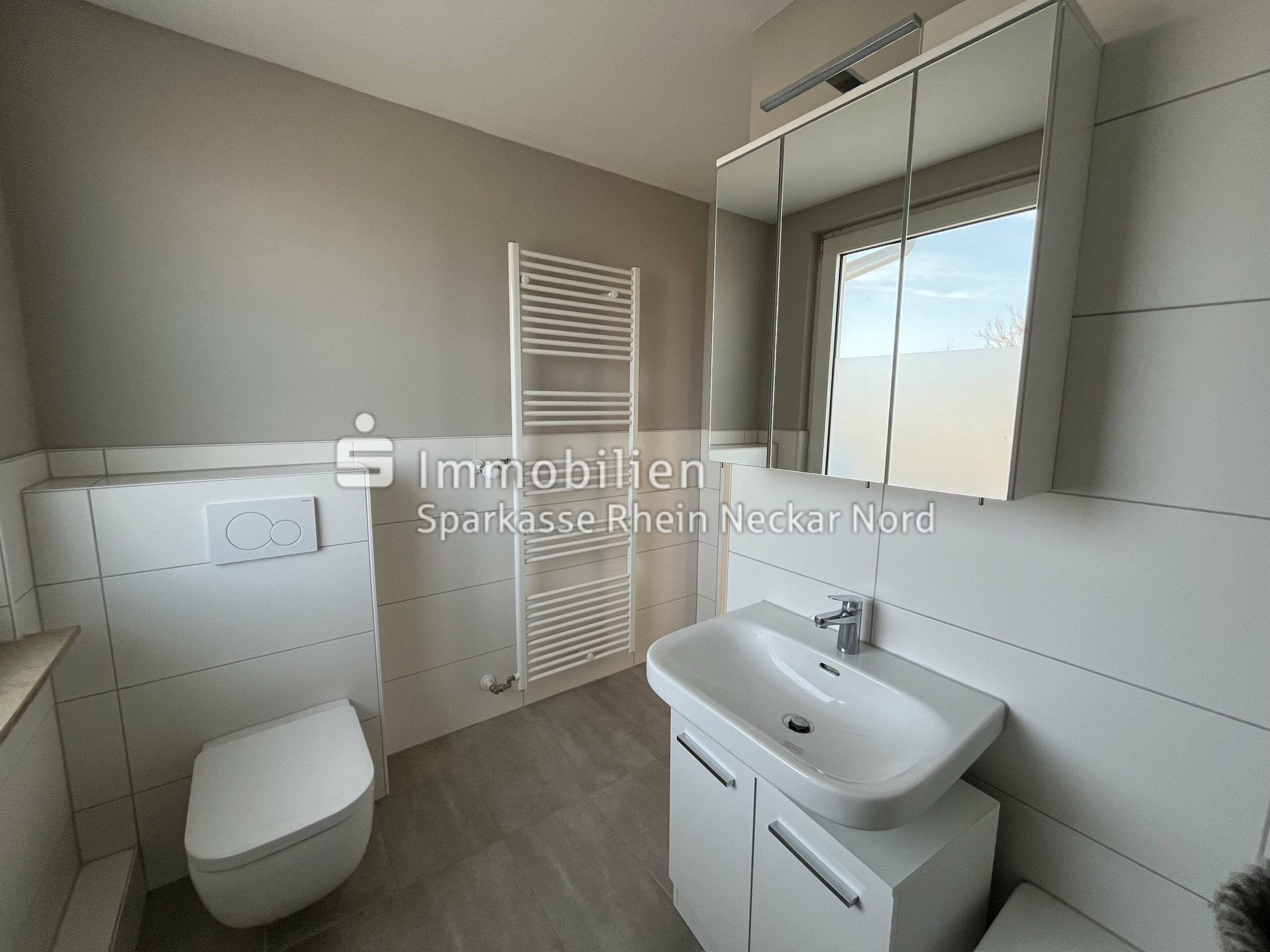 Badezimmer mit Blick zum Flur