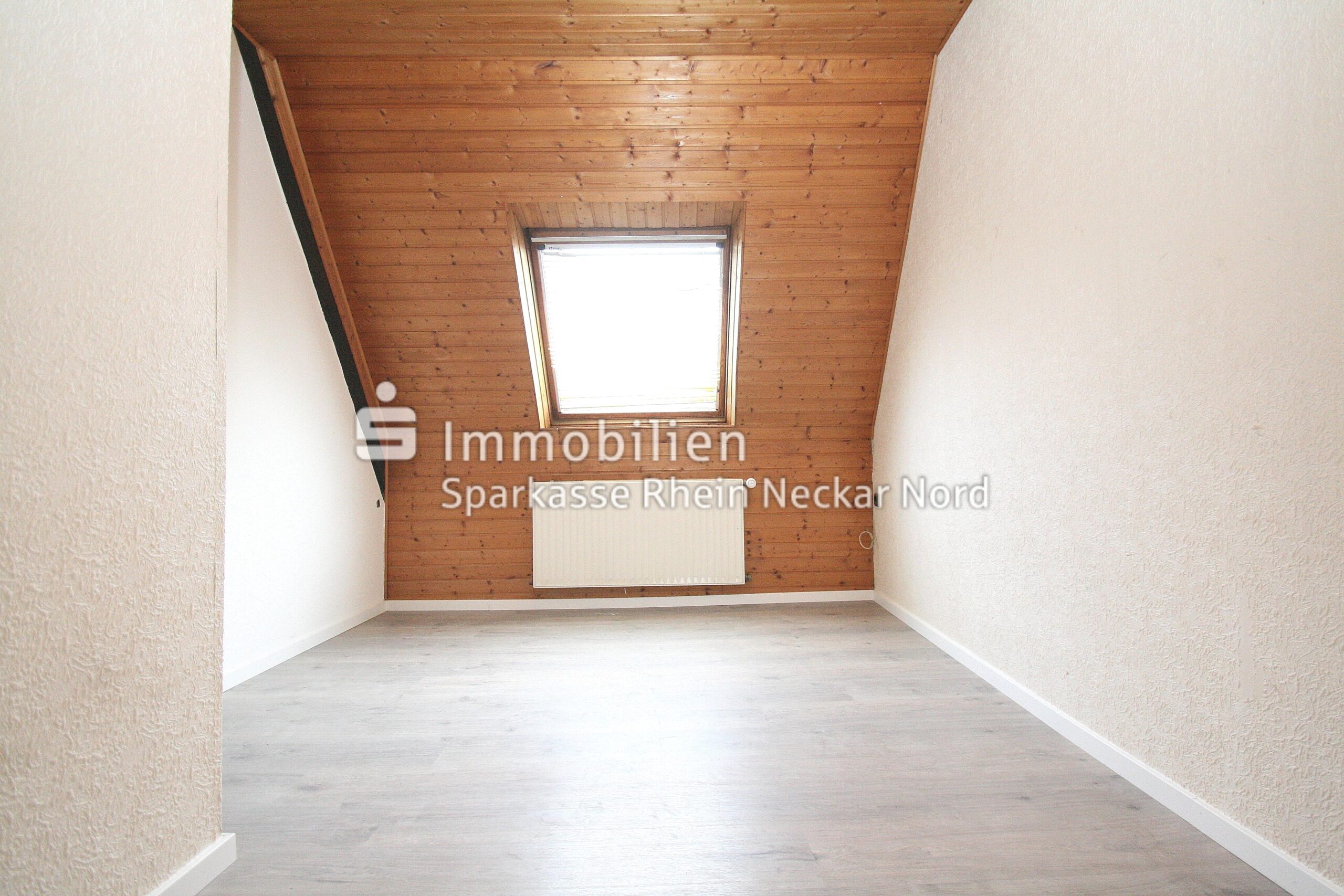 Zimmer 3 mit neuem Laminat DG