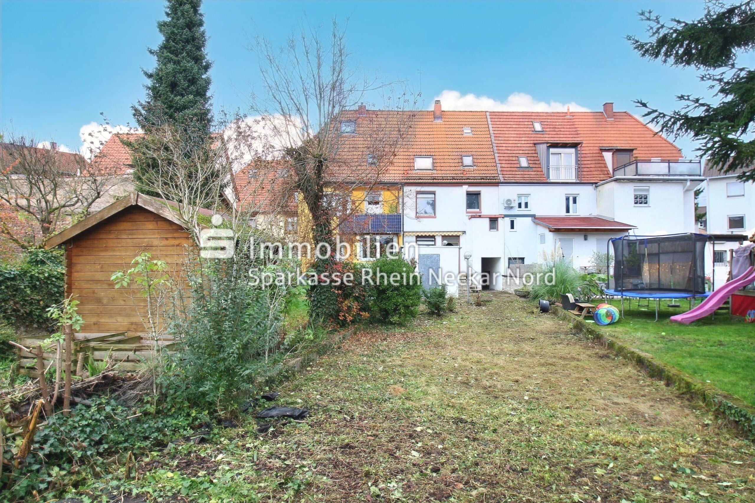 Blick auf Häuserreihe