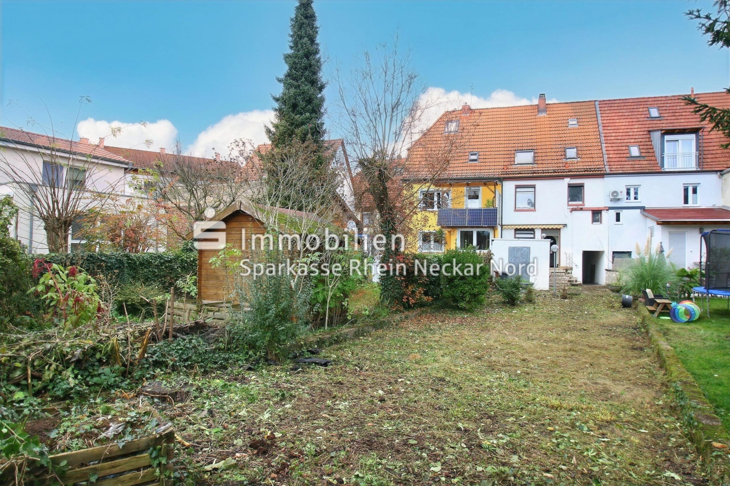 Blick vom Garten auf Häuser