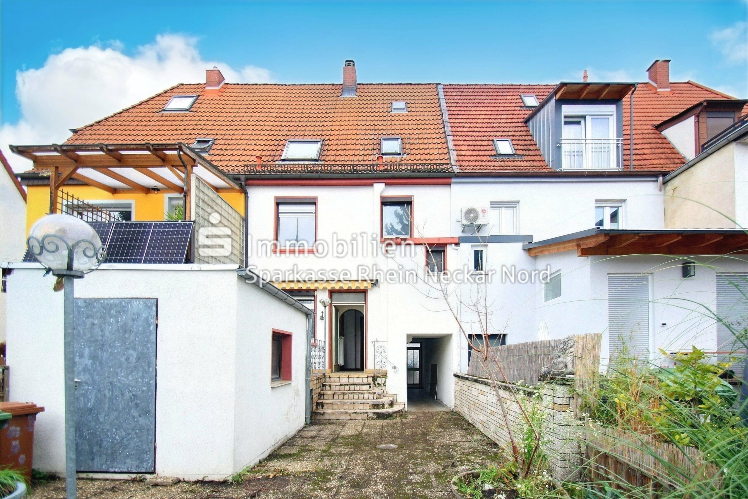 Hausrückseite mit Gerätehaus