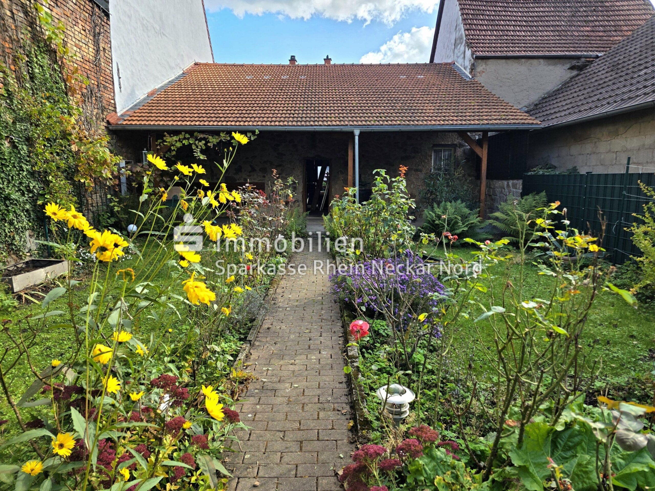 blühender Gartenweg + Scheune