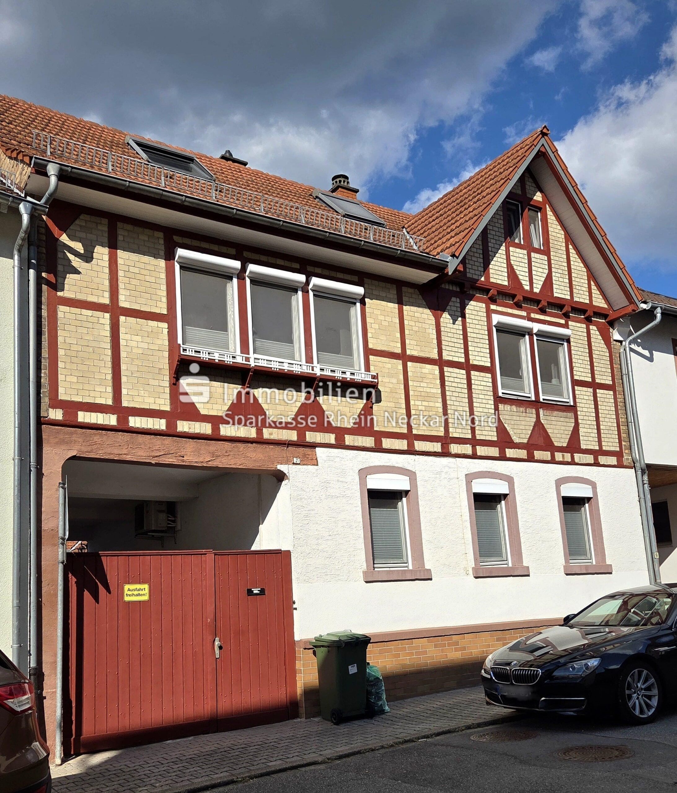 Hausansicht von der Straße aus